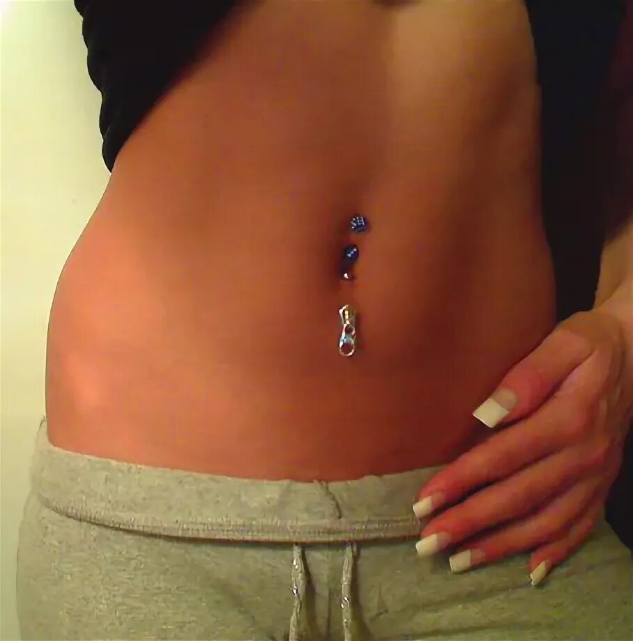 пирсинг пупка. красивый пупок. пирсинг пупка. проколотый пупок сверху. пирсинг живота.