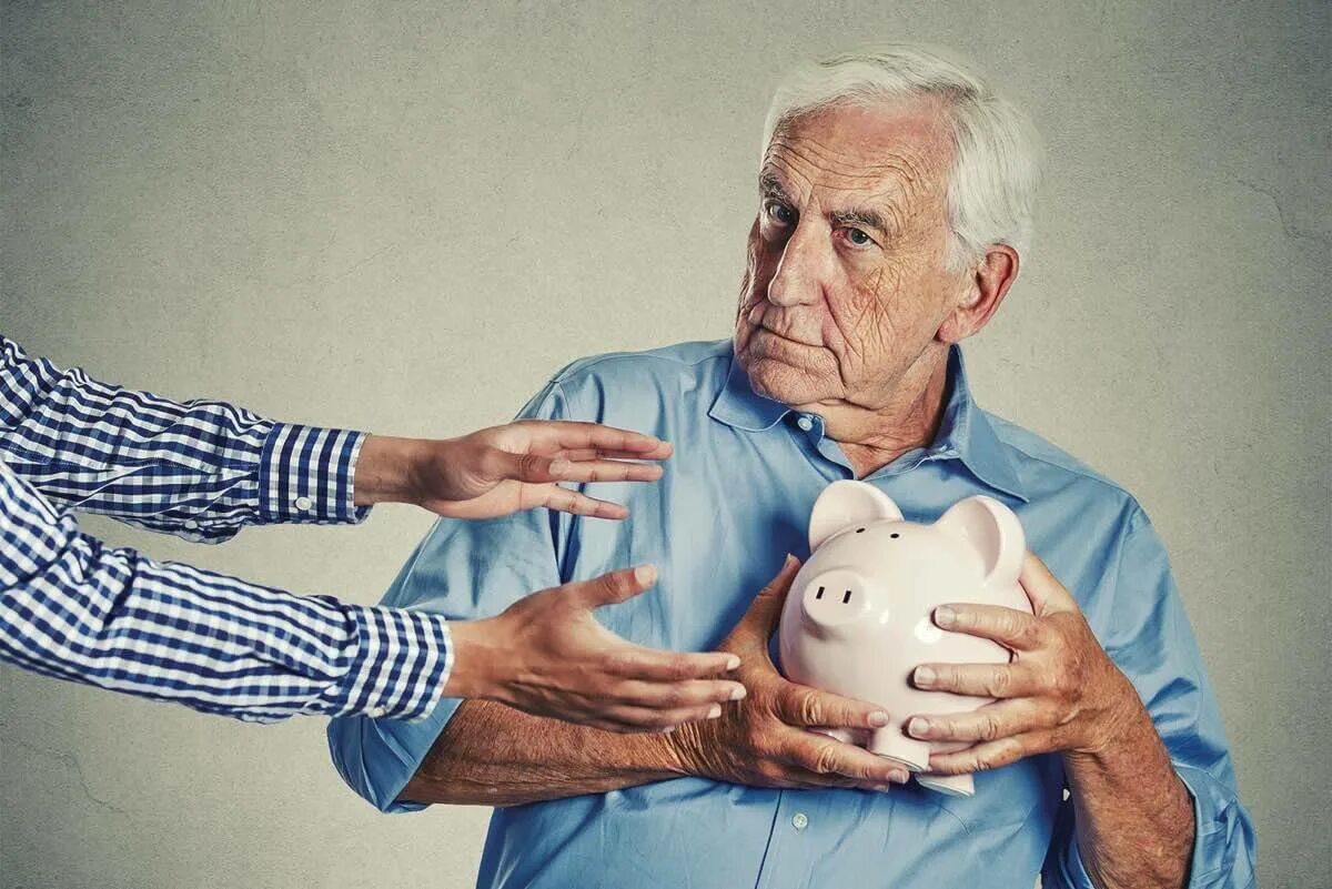 Сбережения пенсионеров. Пожилые люди с деньгами. Старики. Старик с деньгами. Старики без денег.