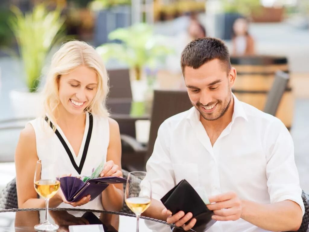 Парни заплатили девушке. Парни заплатили девушке. Мужчина дает деньги женщине. Мужчина расплачивается в ресторане. Женщина с деньгами.