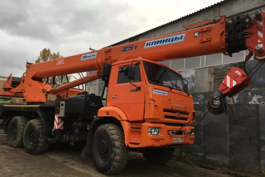 Кран либхер 350. Кран xcmg 30 тонн. Автокран маз 25 тонн. Аренда крана в спб. Лср краны 60 лет.
