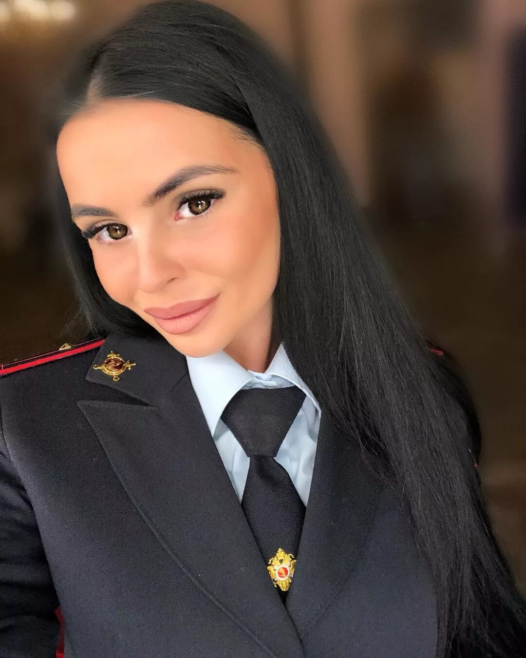 Девушка в форме поет песню