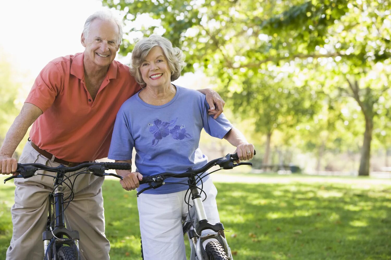 Living old age. Здоровые пожилые люди. Пожилая пара на велосипедах. Езда на велосипеде пожилые. ЗОЖ для пожилых.