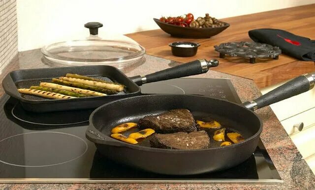 Посуда proffi cast iron. Можно ли чугунную посуду. Прокаленная чугунная сковорода. Сообщение о чугуне посуда. Чугунная сковорода ржавеет.