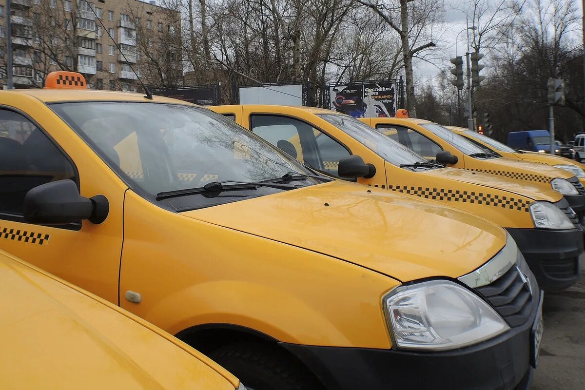 Очередь в такси. Сервисы такси в Москве. Таксист фото. Худшие такси. Плохие таксисты