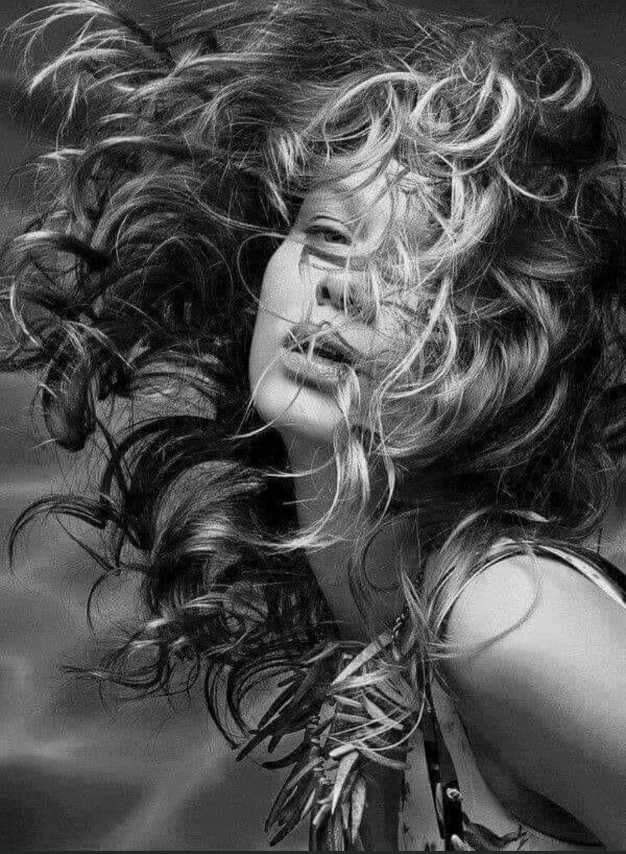 Красиво ветер волосы. Развивающиеся волосы. Девушка с развевающимися волосами. Девушка волосы на ветру. Волосы развеваются на ветру.