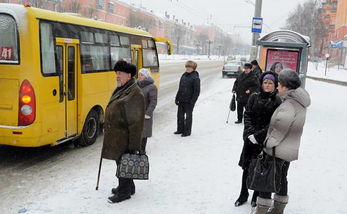 Аня ждет автобус на остановке изобразите. Люди на остановке зимой. Люди в автобусе зимой. Остановка автобуса зимой. Люди на остановке.