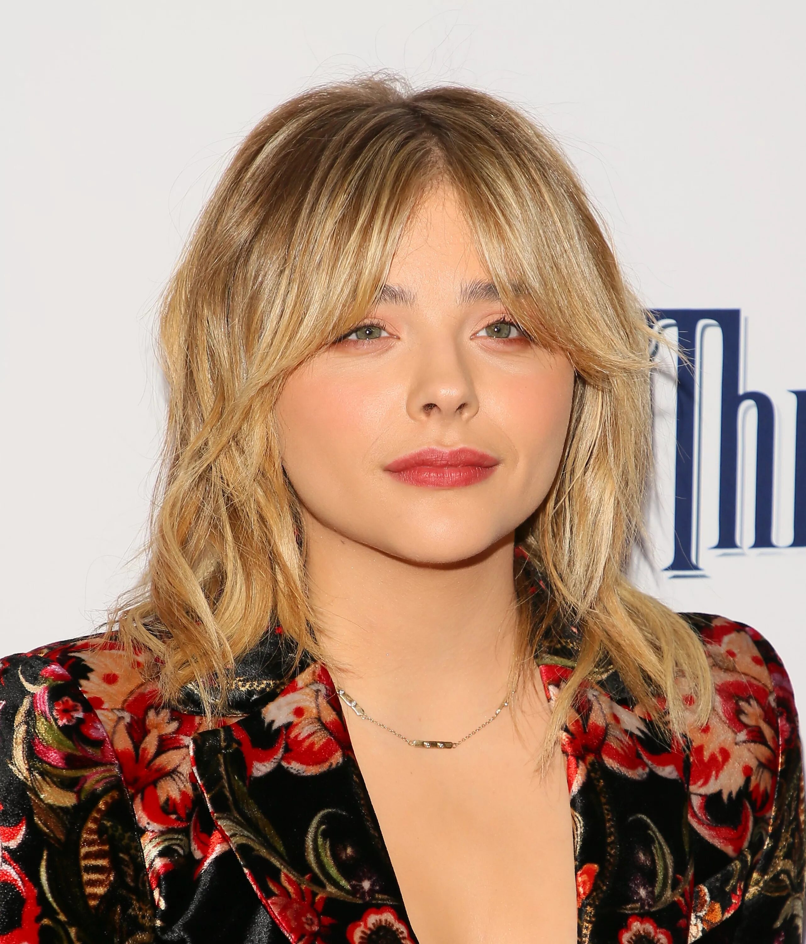 Хейли болдуин с челкой. Удлинённая чёлка на две стороны 2021. Дженнифер лопес с челкой. Хилари дафф стрижка. Челка на две стороны на средние.