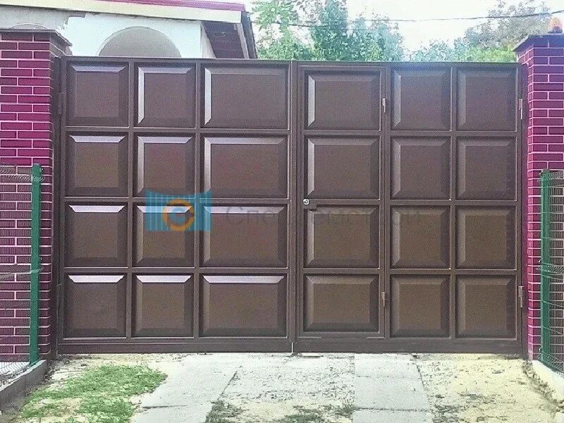 Ворота распашные 2500. Металлические распашные ворота вм4в. Распашные ворота дорхан. Калитка алюминиевая 8017 дорхан. Уличные ворота с цепями.