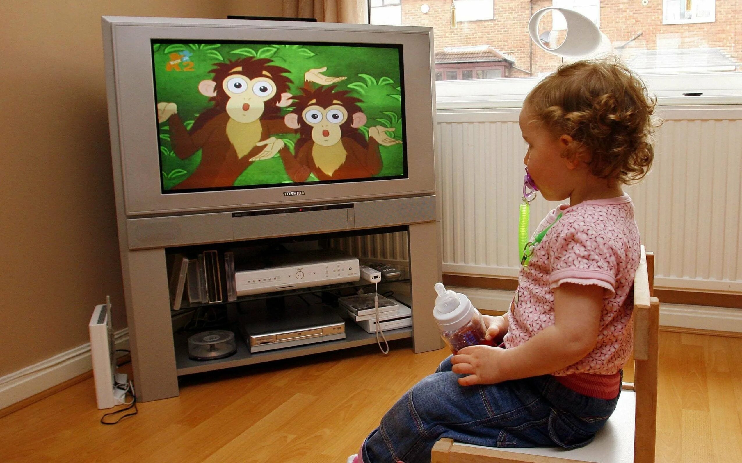 Телевизор для детей. Телевизор с мультиками. Малыш и телевизор.