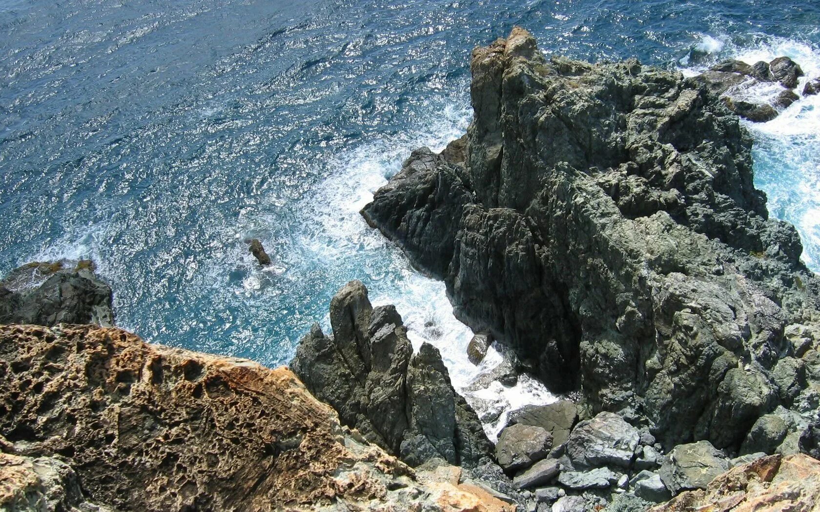 Обрыв у моря. Обрыв у моря. Вид с утеса на море. Вид со скалы. Вид на океан с утеса.
