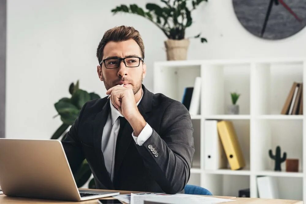 Прибыльная ниша. Поиск бизнесменов. Бизнесмен. Поиск бизнесменов. Мужчина за компьютером в профиль.