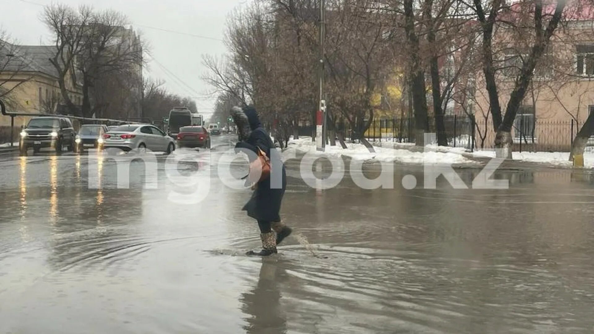 Сильный ливень. Сильный дождь в городе. Дождливое лето в городе. Лужи после дождя.