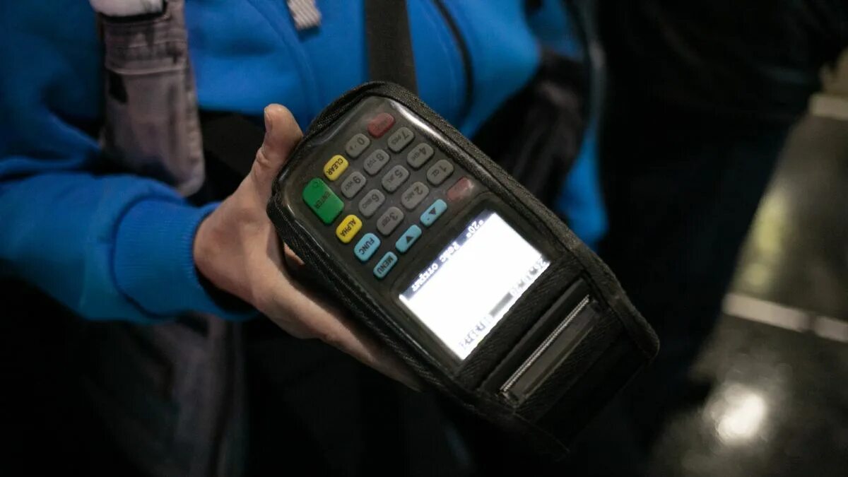 Терминал оплаты в автобусе. Оплата картой. оплата проезда. терминал оплаты в транспорте. оплата транспорта.