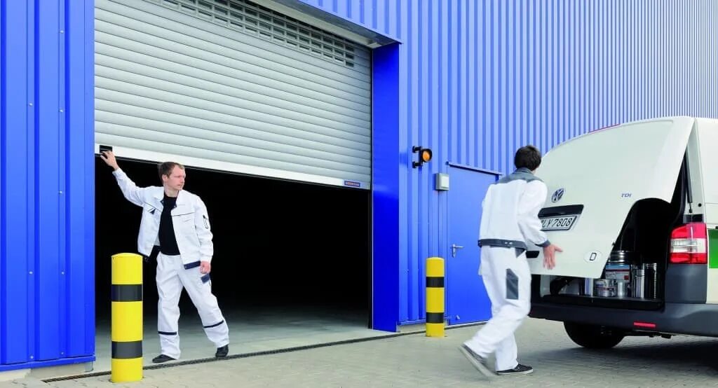 Монтажник промышленных ворот. Монтажник секционных ворот. Секционные ворота zaiger classic eco. Монтажник автоматических ворот. Ремонт ворот алютех.