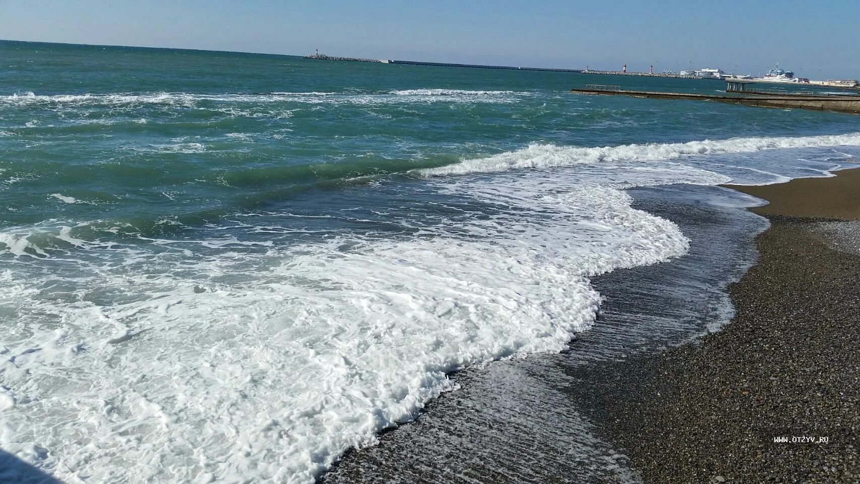 Вода в сочи в октябре. Сочи ноябрь море. Сочи пляж в ноябре. Море в Сочи в октябре. Сочи пляж осень.