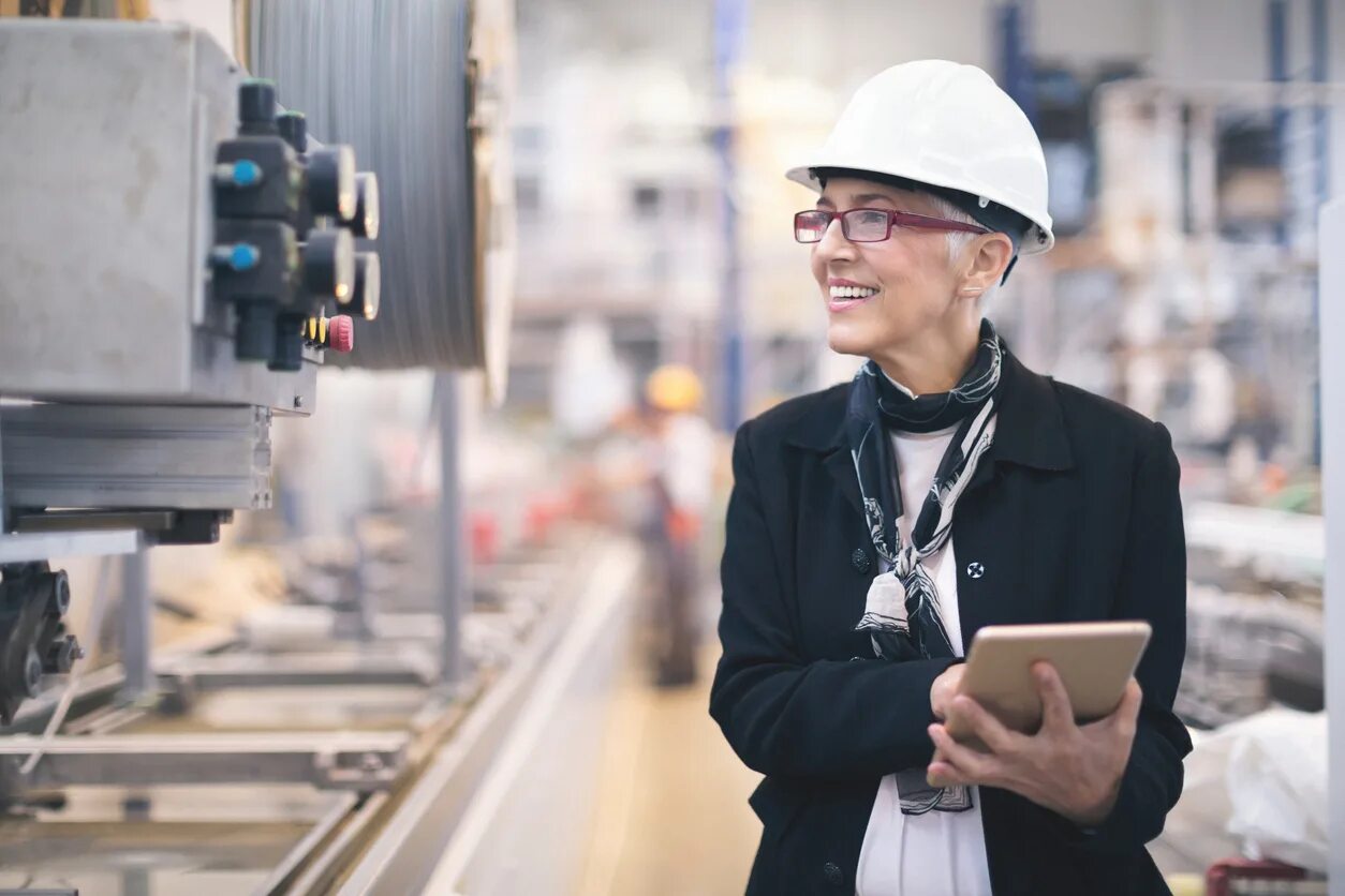 Инспектор по качеству. Инспектор на стройке. young quality inspector working in factory. аватар инспектора по качеству производство.