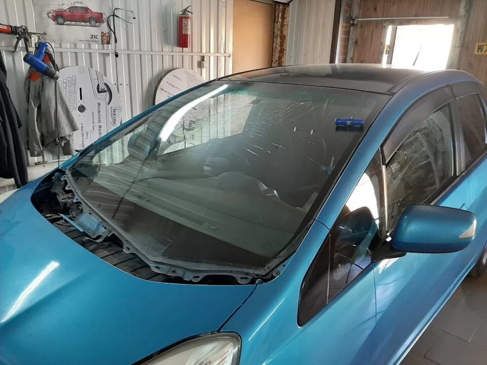 Стекло лобовое honda freed. Honda fit стекло лобовое. honda fit лобовое стекло грязь. стекло лобовое на хонда фит 2002 г. альтермальное лобовое стекло хонда джаз 2008.