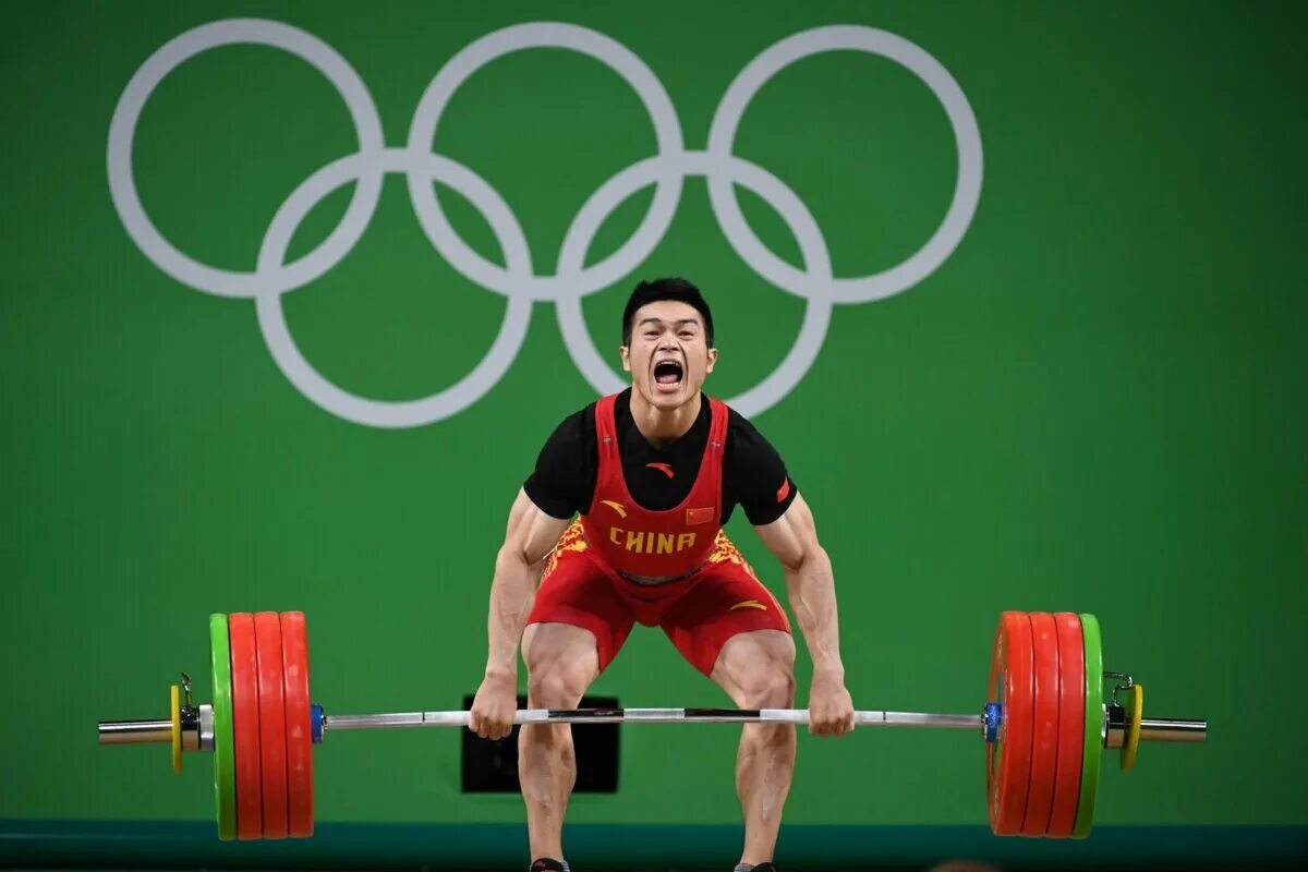 Ши Чжиюн тяжелая атлетика. Shi Zhiyong тяжелая атлетика. Люй Сяоцзюнь тяжелая атлетика. Китайский тяжелоатлет Люй Сяоцзюнь.