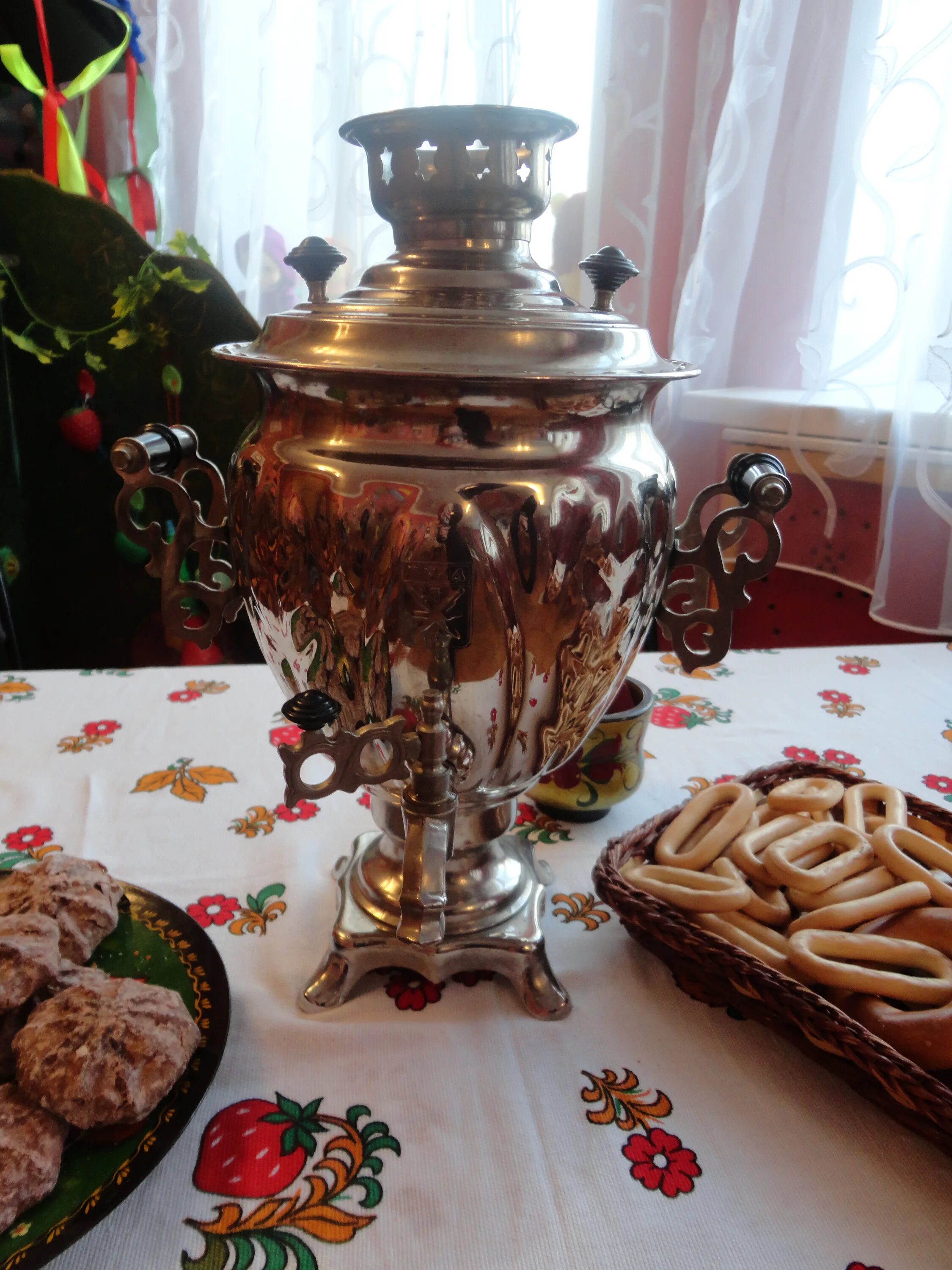 Стол с самоваром и блинами. Чай из самовара. Традиционный русский самовар. Самовар на столе. Блинная самовар копейск