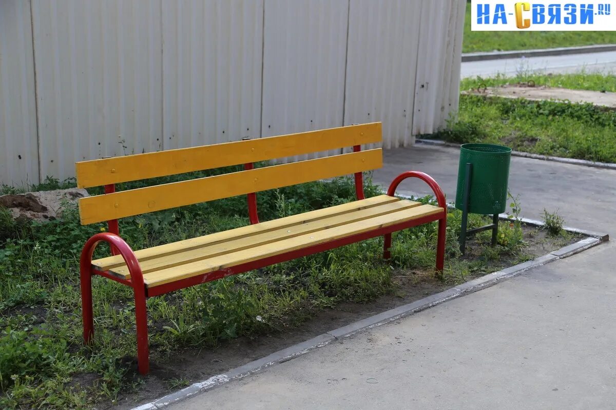 Мира 65 в усть-илимске. Лавочка около дома. Скамейка на улице. Установка скамей. Монтаж лавочек.