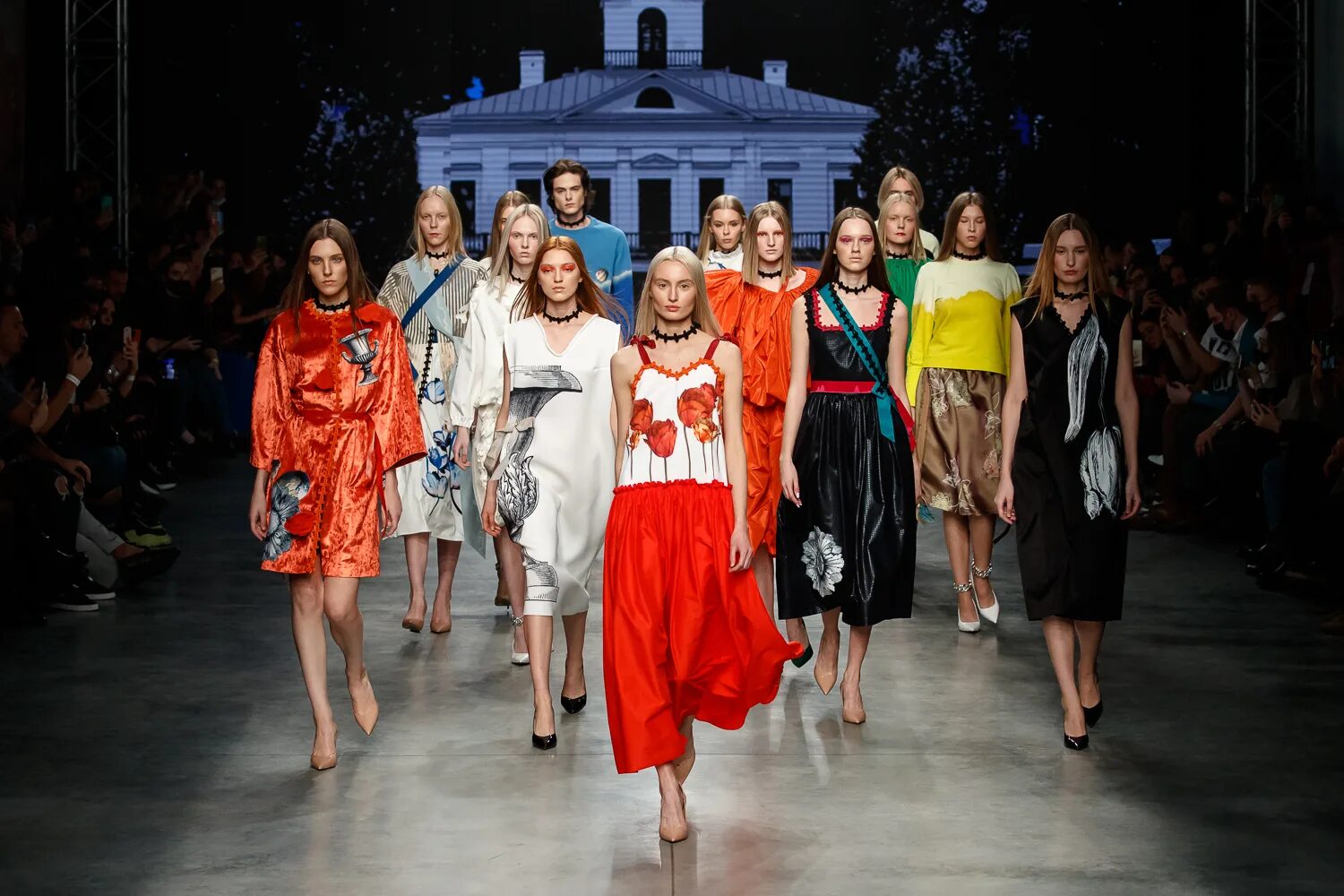 Фэшн предприниматель. Бутик с покупателями. Фэшн предприниматель. Фэшн предприниматель. Фэшн предприниматель.