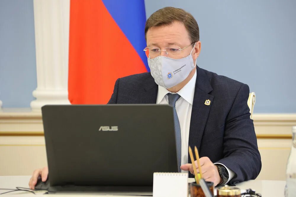 Почему азаров подал. Азаров губернатор самарской.