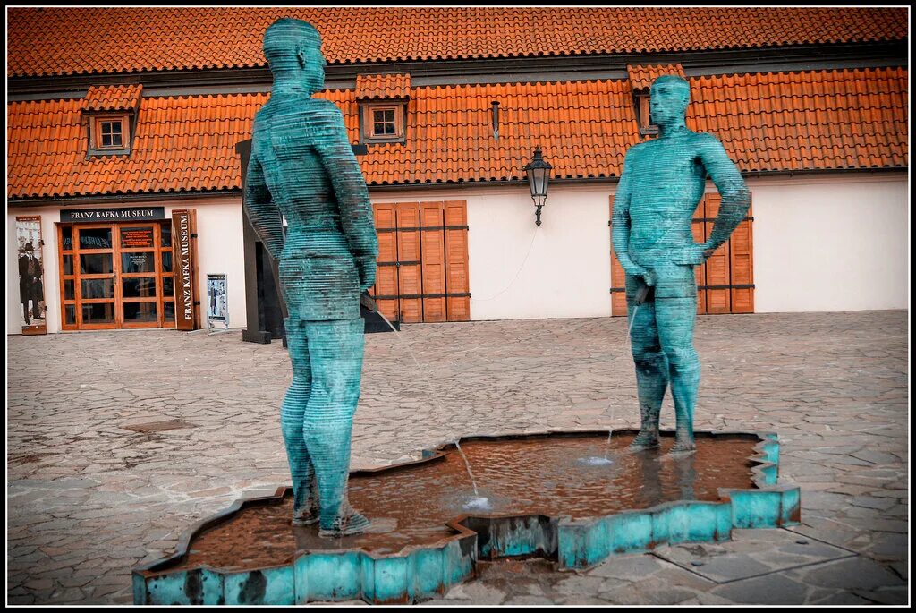 музей кафки в праге. скульптура перед входом в музей франца кафки в праге. раздеваемая фигурка кафки фото. статуя кафки в праге. фигурка кафки.