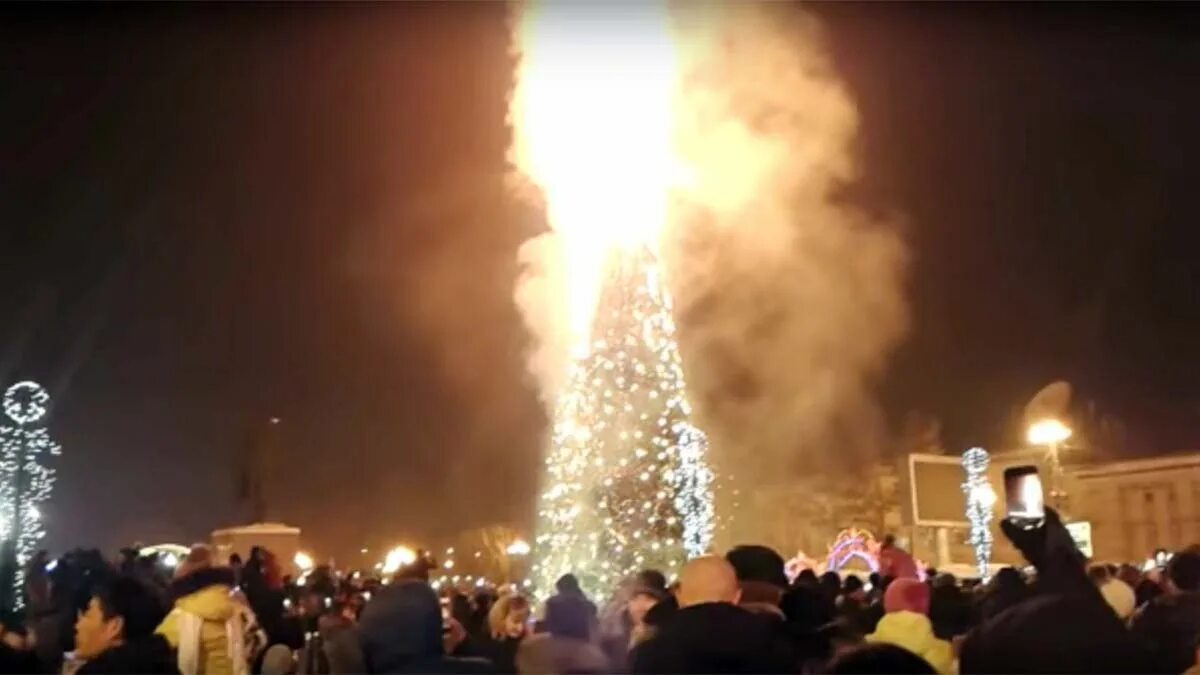 Елочка горит. Южный сахалинск ёлка загорелась. южно сахалинск елка 2018 горит. южно сахалинск елка сгорела. новогодняя елка горит южно сахалинск.