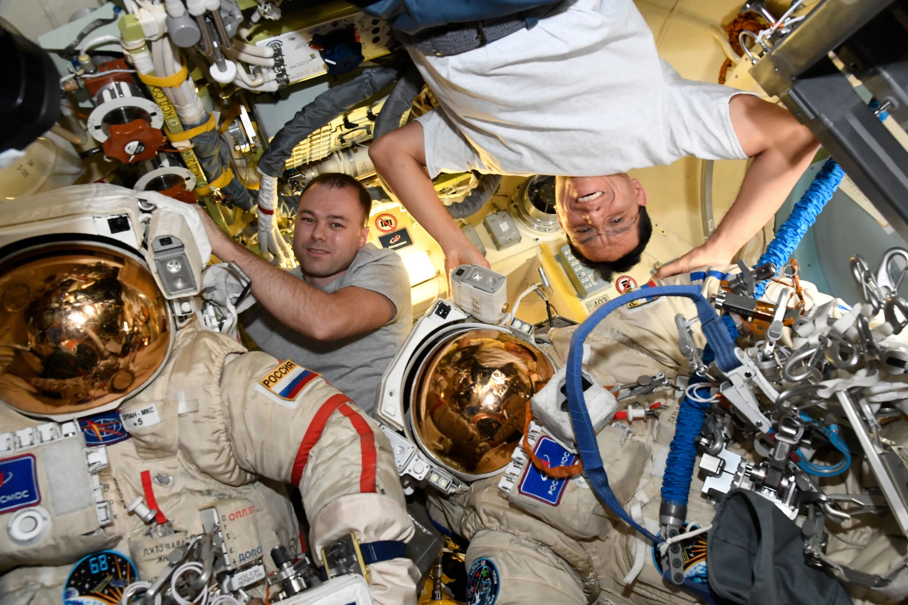Первый длительный космический. МКС открытый космос космонавты. Российские космонавты на МКС. Космонавты на космической станции.