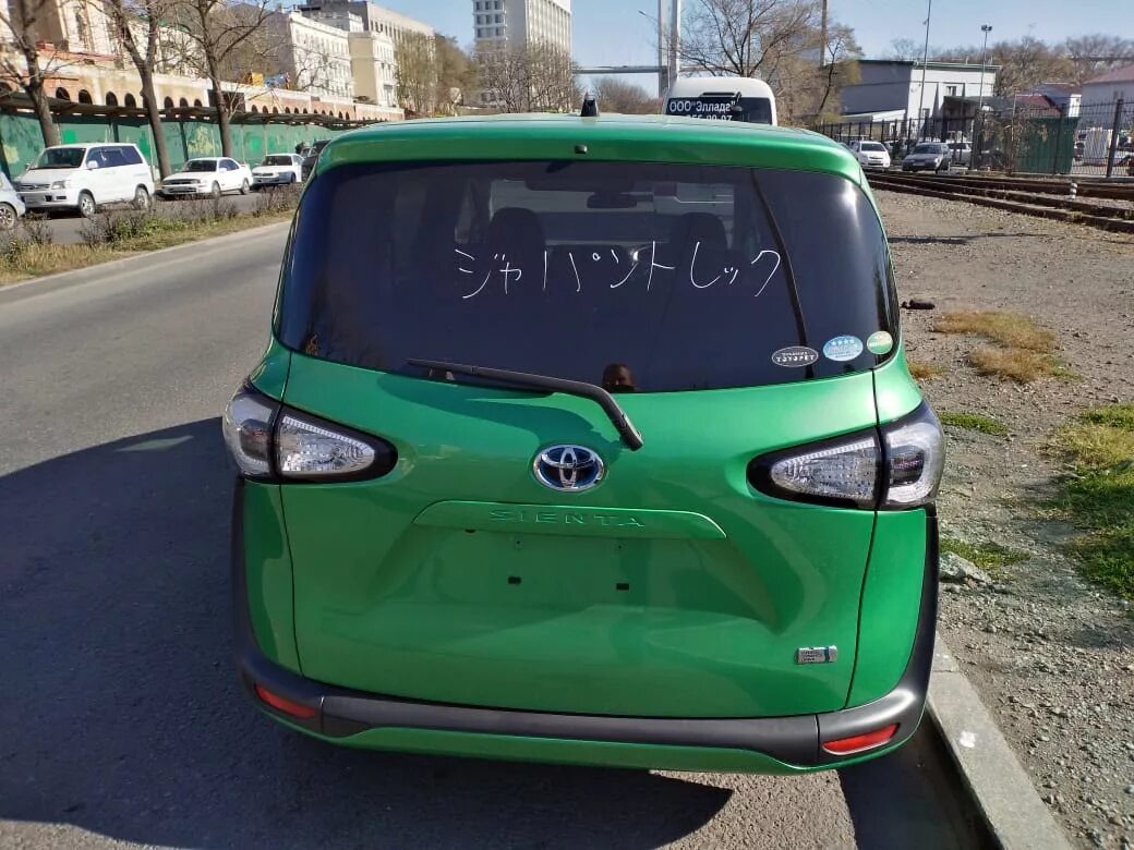 Тойота сиента купить во владивостоке. Toyota Sienta 2015 Hybrid. Toyota Sienta 2015 Green. Тойота Сиента 2017 изумруд. Тойота Сиента 2016 гибрид.