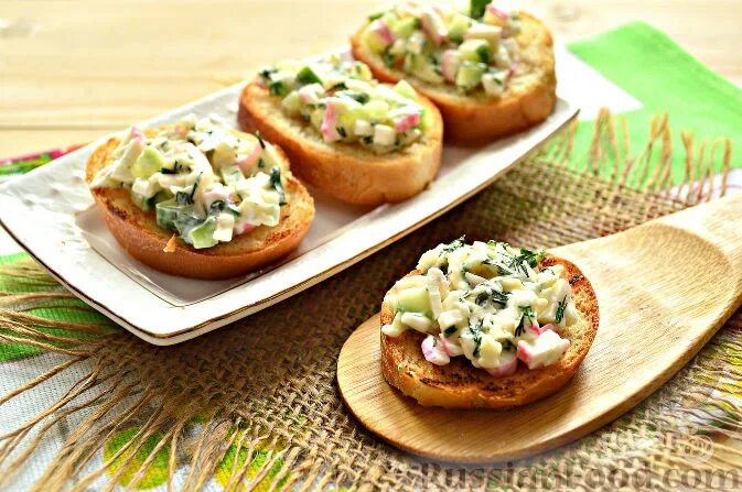 Рецепт бутербродов с крабовыми. Вкусные бутерброды с плавленным сыром. бутерброды из батона на праздничный стол. бутерброды с крабовыми палочками. бутерброды с крабовыми палочками и огурцом.