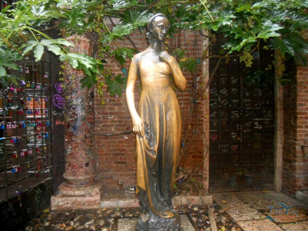 Статуи вероны. Нерео костантини статуя джульетты. Нерео костантини джульетта. Бронзовая статуя джульетты,. Памятник ромео и джульетта в вероне.