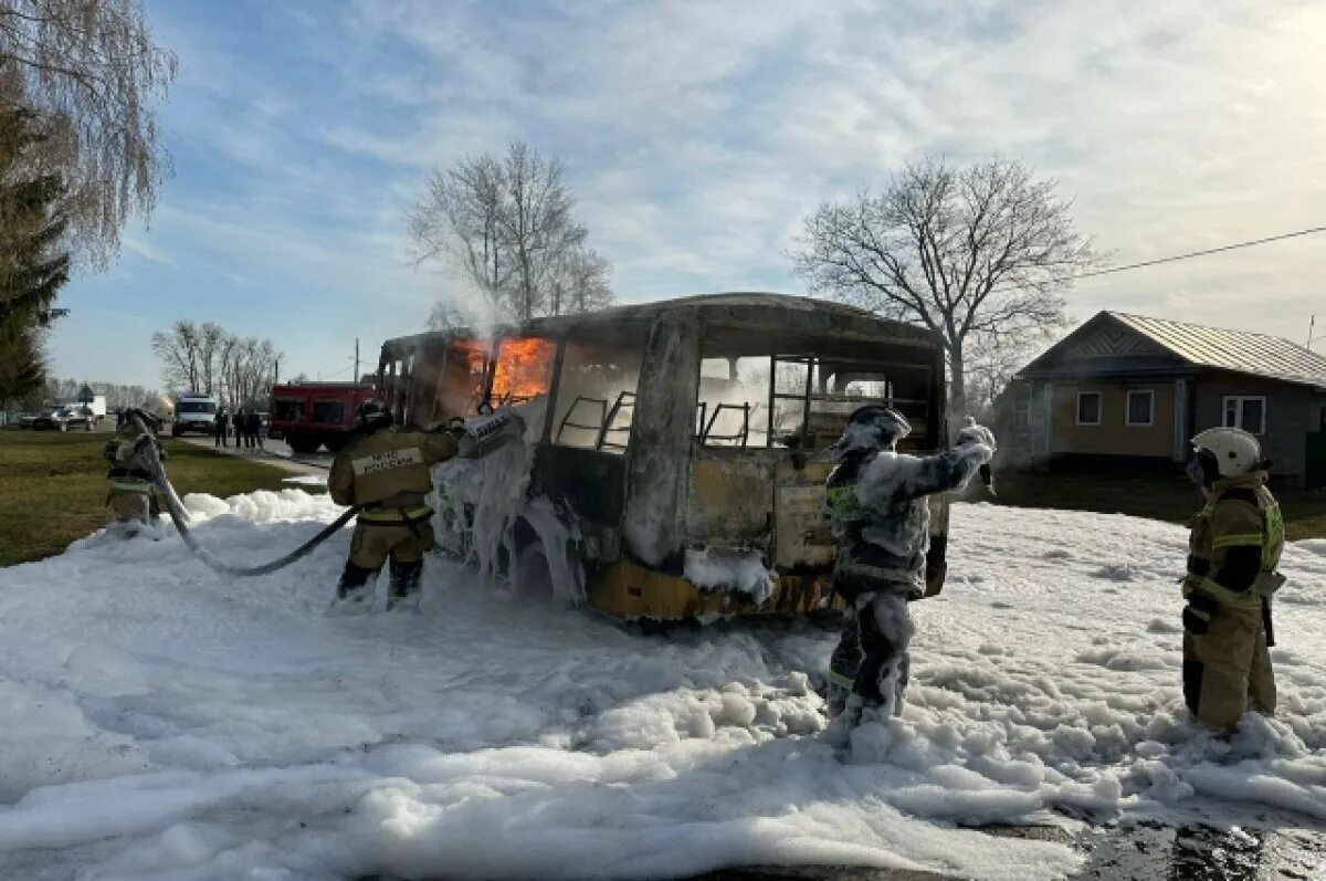 Сгорел школьный автобус. Сгоревший школьный автобус. пожарный автобус. сгоревший школьный автобус чувашия. школьные автобусы в чувашии.