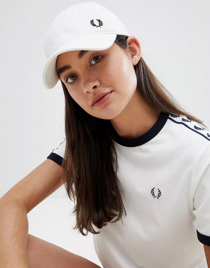 девушки блондинки в кепках. красивые девушки в бейсболках. девушка в бейсболке. красивая девушка в кепке. кепка fred perry.