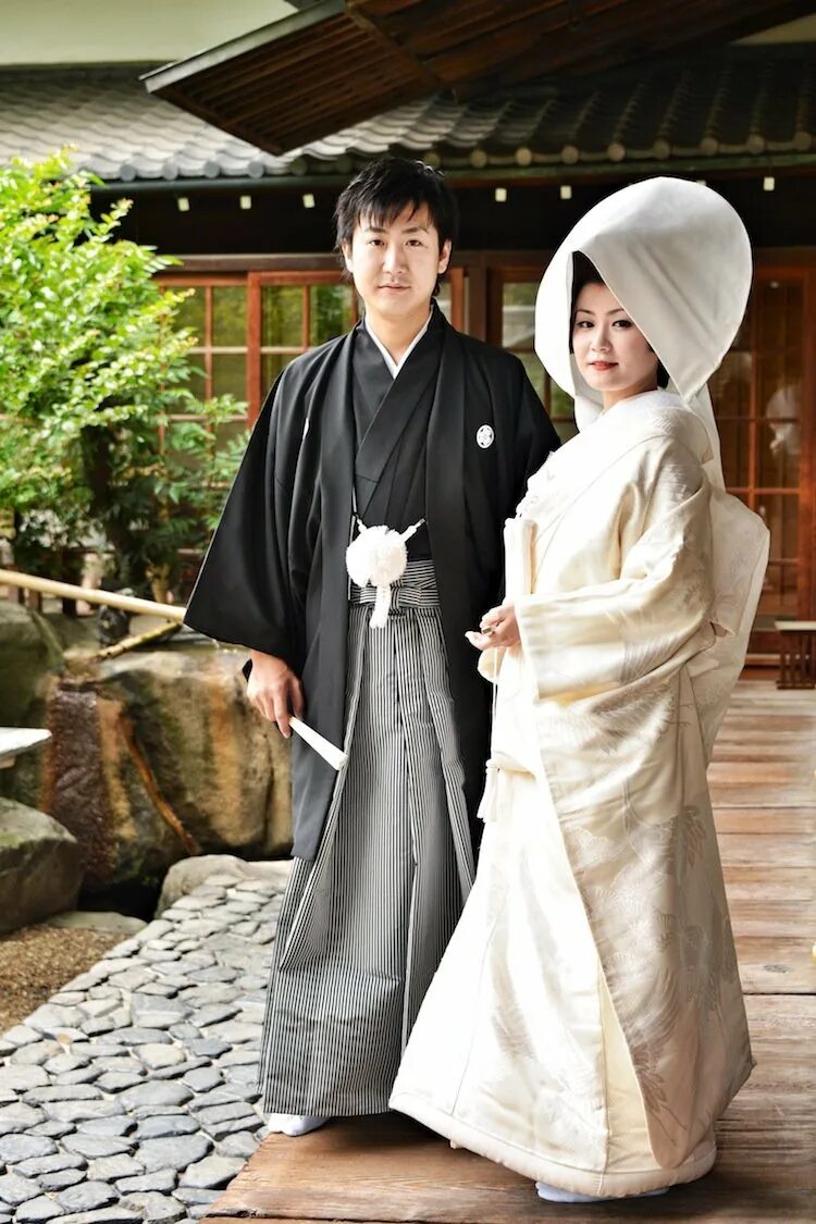 Традиционное свадебное кимоно в Японии мужское. Хакама Синто. Традиционные кимоно в Японии на свадьбу. Японская Свадебная юката. Японский жених