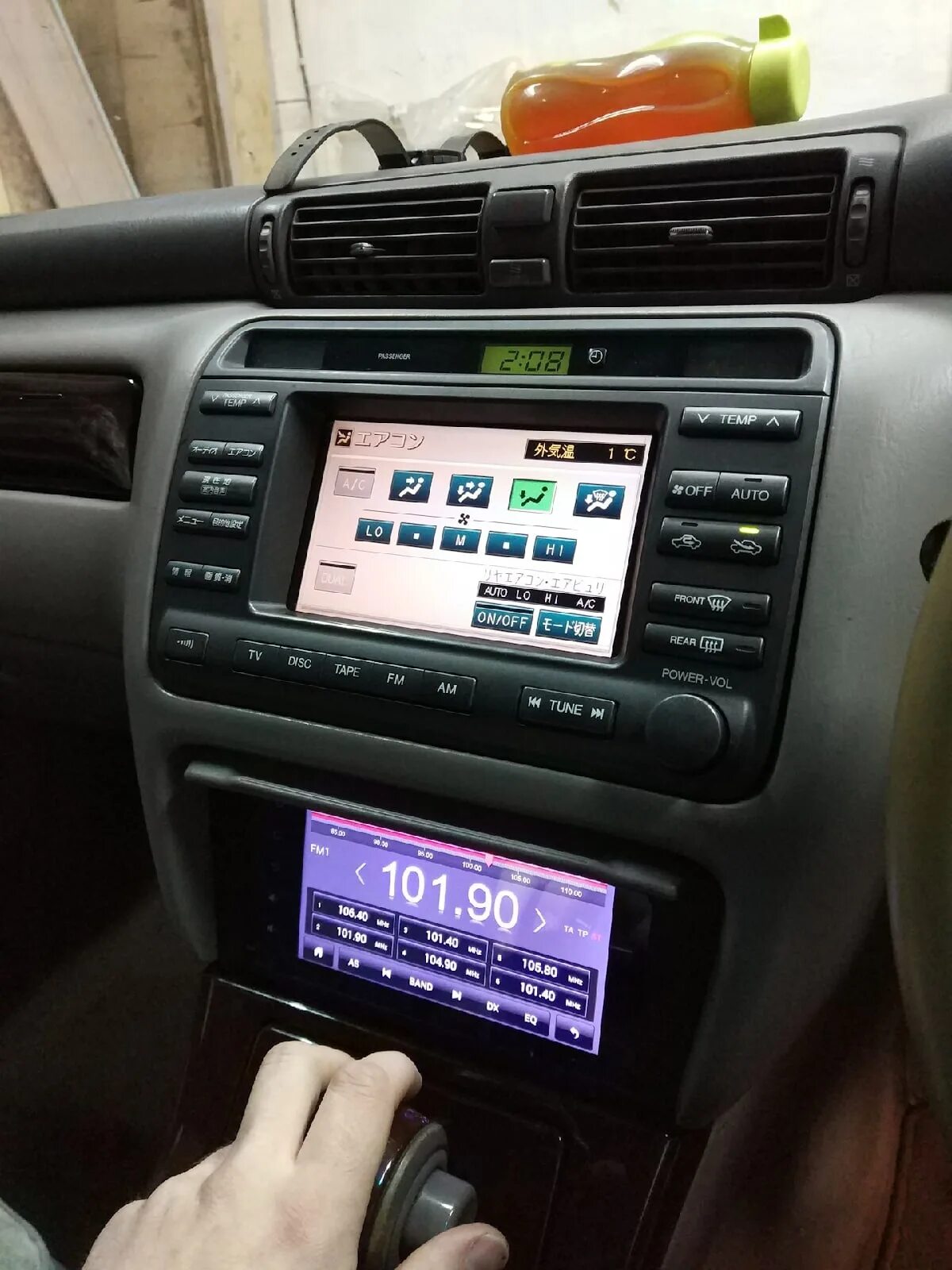 Мультимедиа на toyota crown s200. Установить crown. Штатная магнитола краун 2010. Toyota crown цвета мокрый асфальт. Установить crown.