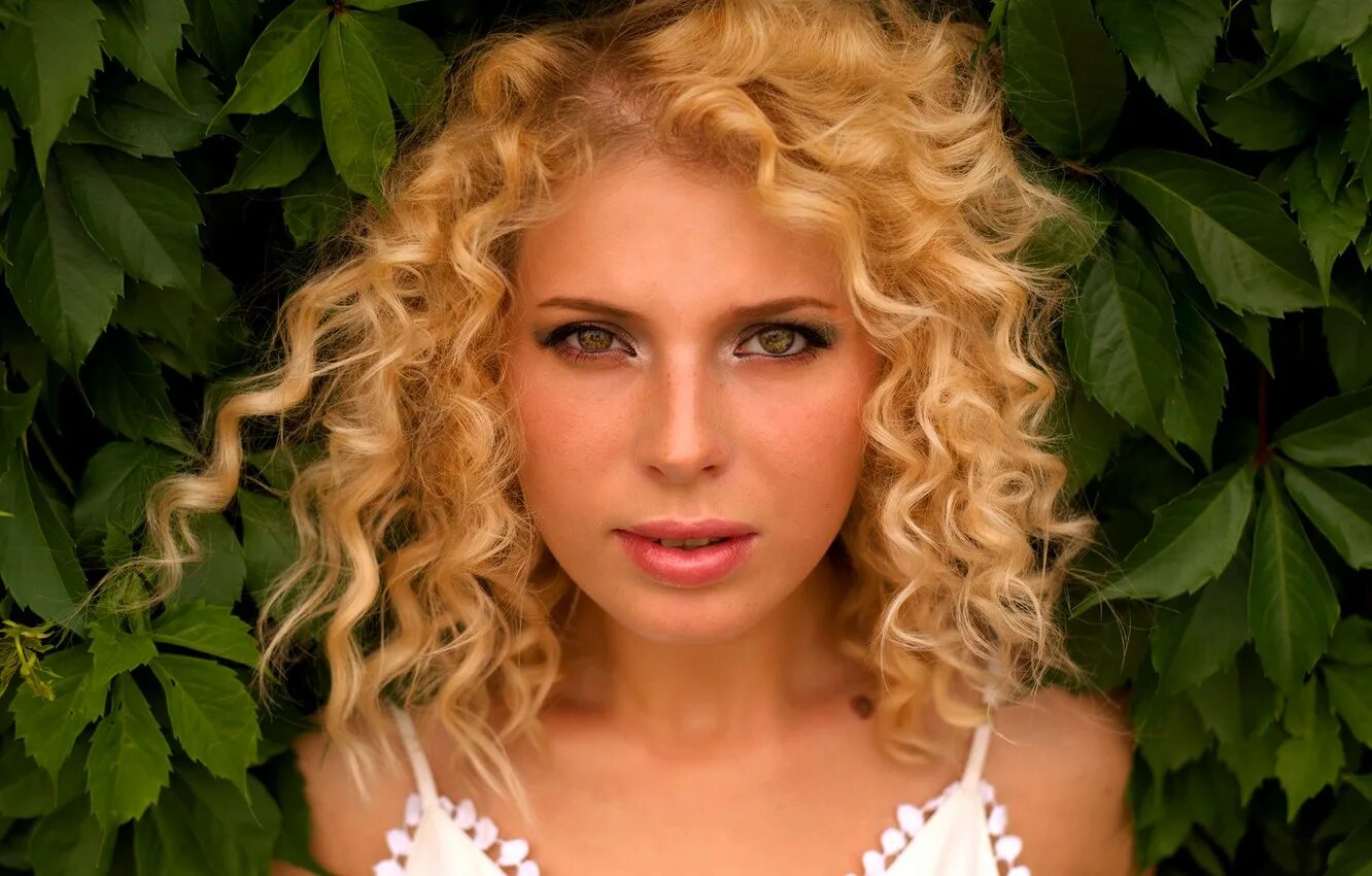 Кудрявая блондинка. Актриса блондинка кудрявая. Кудрявая блондинка подросток. Российская актриса блондинка кудрявая.