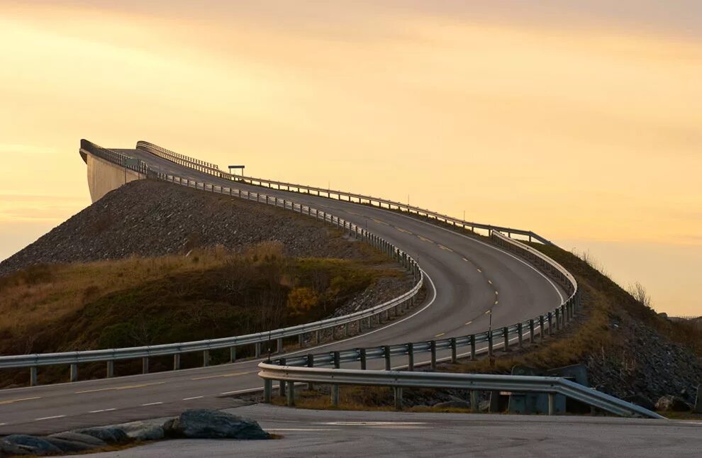 Мир бесплатная дорога. Мост Storseisundet, Норвегия. Storsizandeckij most norwegija. Мост Атлантик роуд Норвегия. Мост “Storseisundet Bridge”.