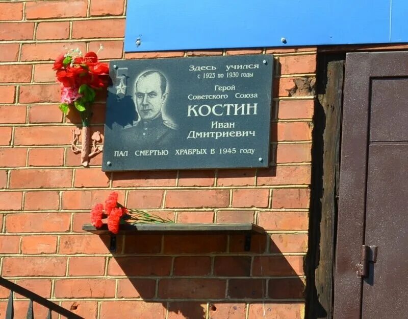 Ретро доска киров. Аркадия дом. Мемориальные доски кирова. Мемориальные доски кирова. Мемориальная доска памяти в школе.
