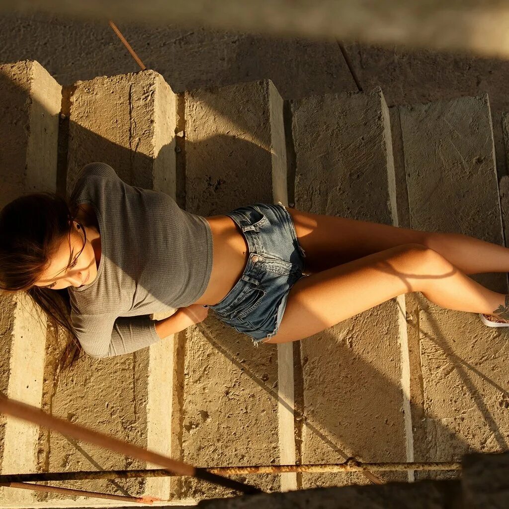 блондинка и брюнетка. взгляд девушки вид сверху. девушка на крыше небоскреба. левушка ледит на спине. девушка ракурс.