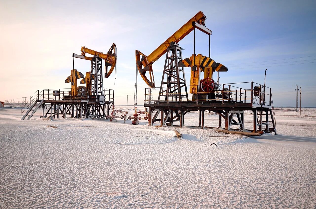Добыча углеводородного сырья. Нефтяная вышка. добыча нефти и газа. нефтяная качалка. нефтяное месторождение.