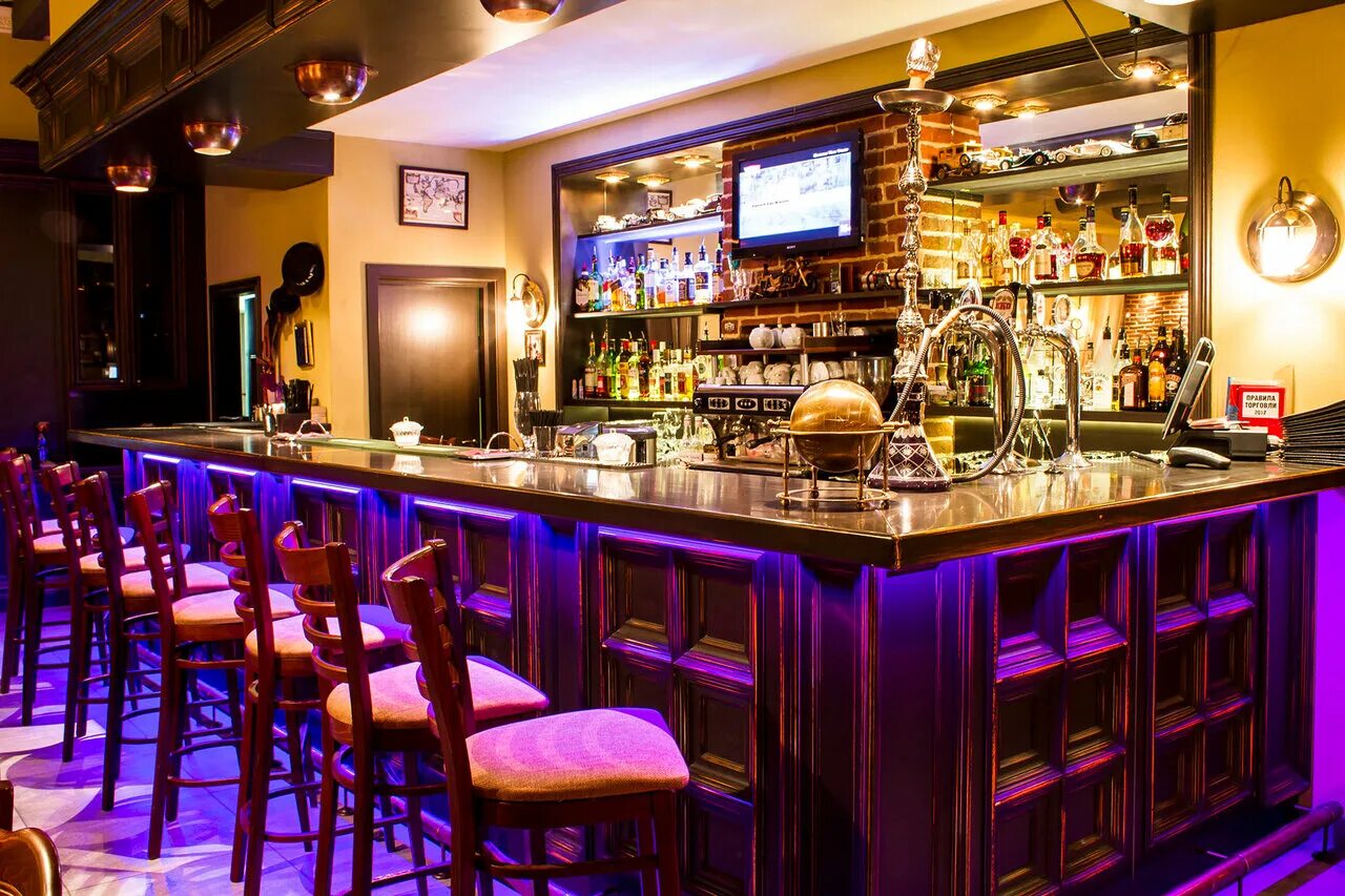 Manneken pis петровка 15. В каком заведении культуры дети могут увидеть животных. Кальянная lounge room спб. В каком заведении. Хот дог на заправке снаружи.