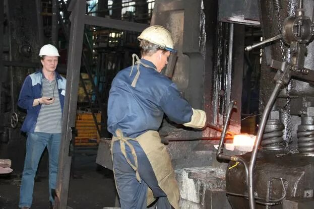 Слесарь газовой службы. Слесарь ремонтник водоканала. Слесарь ремонтник водоканала. Слесарь авр 4 разряда мосводоканал. Слесарь ремонтник.