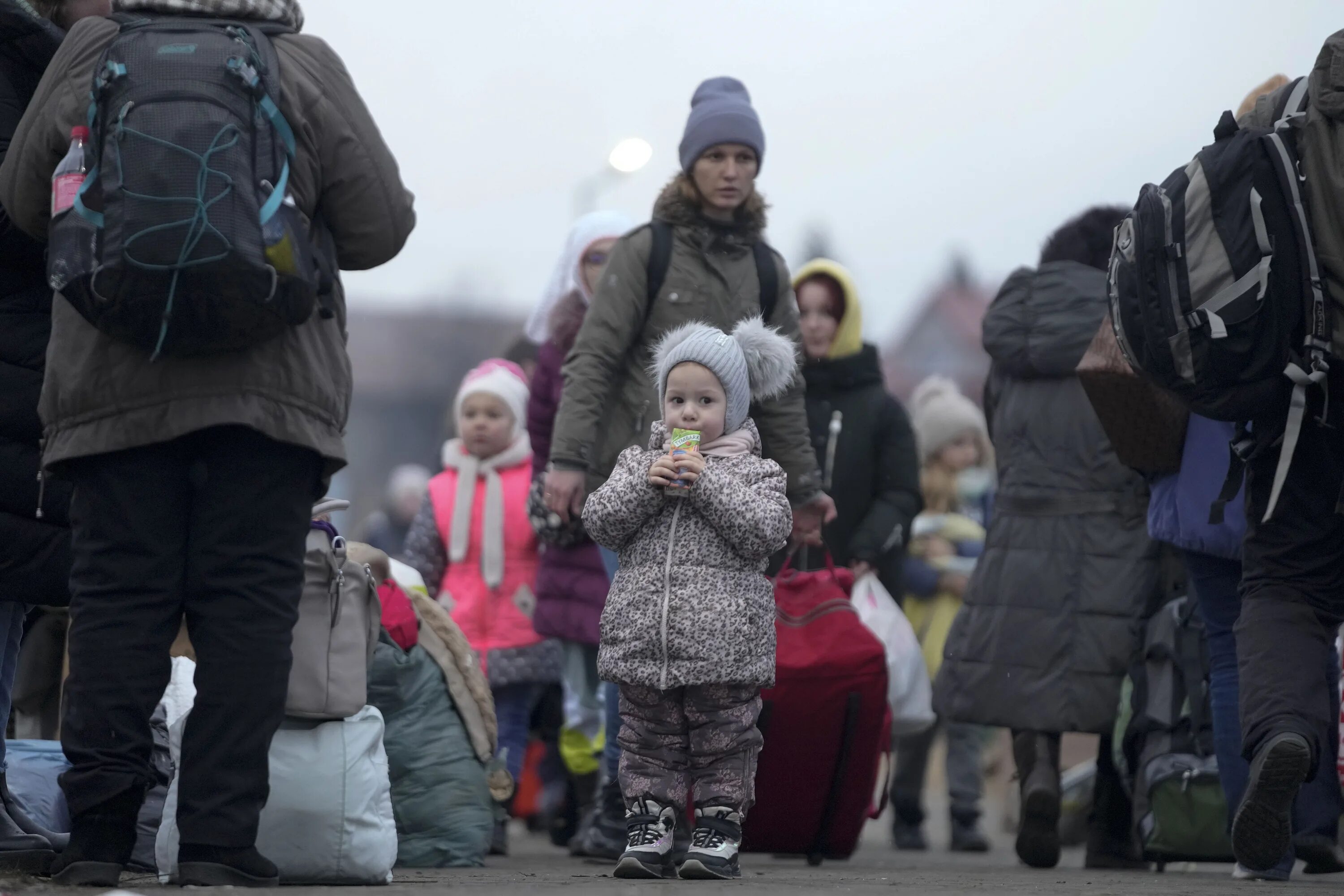 Беженцы. Беженцы из Донбасса в Россию. Беженцы с Донбасса в России. Новости россия объявила войну