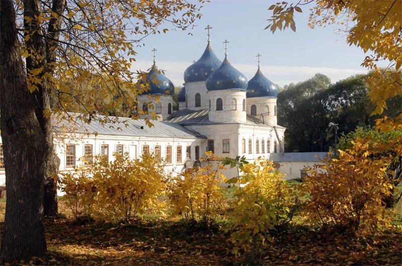 Свято-Юрьев монастырь Великий Новгород. Свято-Юрьев монастырь Великий Новгород осень. Юрьев монастырь Новгород осень. Свято Юрьевский монастырь в Великом Новгороде. Осень сайт великого новгорода