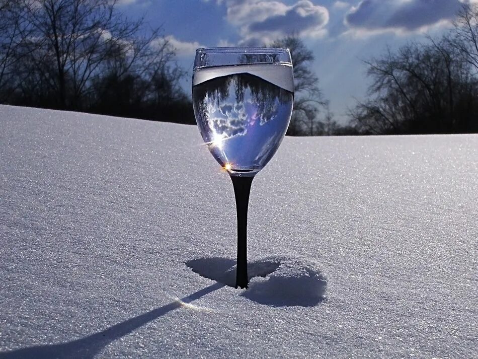 Бокал вина утром. Бокалы на снегу. Бокал шампанского на снегу. Зима в бокале. Фужер с шампанским на фоне снега.