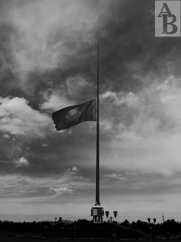 Общенациональный траур что означает. Флаг в дни траура. День траура в Казахстане. Черное Знамя траура. Молчания флаг.