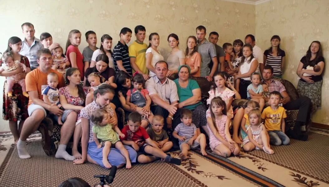 Семья шишкиных. Семья шишкиных из воронежской области многодетная семья. семья шишкиных из воронежской области. шишкины многодетная семья воронеж. многодетная семья шишкиных из воронежской области 20 детей.