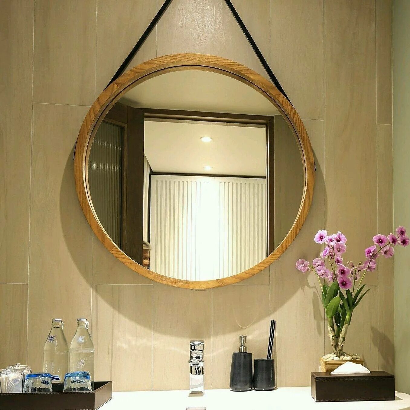 Подвесное зеркало для ванной. Зеркало Umbra Dima 17х28. Etna зеркало на ремне круглое 600*600. Круглое зеркало в ванную. Круглое зеркало в ванной.