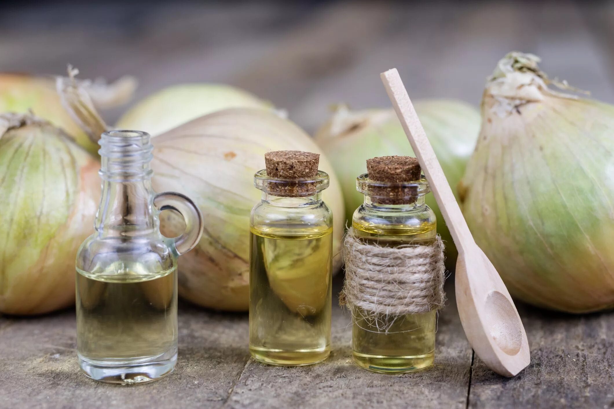 Лук с медом от кашля. Сок лука. Сок луки. Сок луковицы. Репчатый лук и мед.